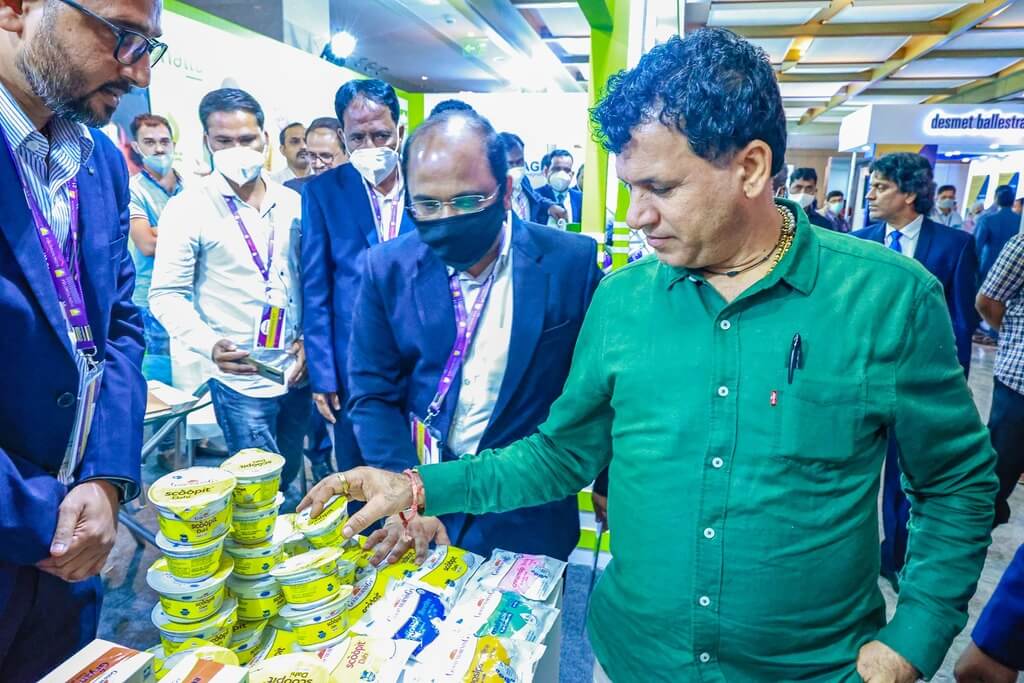Shri Kailash Choudhary (UMOS – Agriculture & Farmers Welfare) visited The Kute Group stall at Globoil 2021