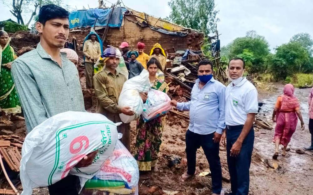Distribution of Foodgrains & Cloths in Flood affected Kololi Village, Panhala, Kolhapur